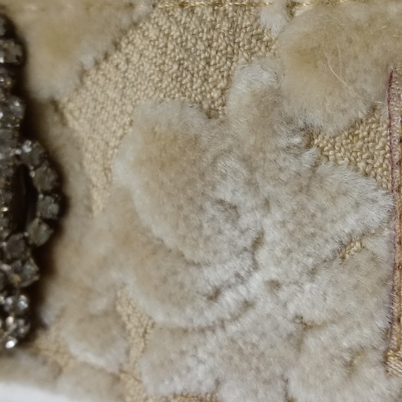 Textured Floral Rhinestone Bracelet - Picture 5 of 5